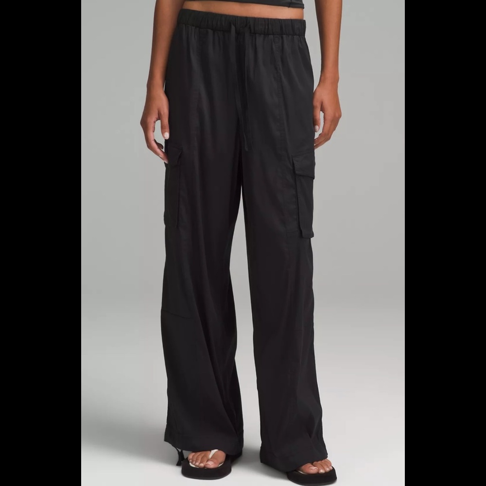 NWOT Lightweight Adjustable Mid-Rise Cargo Pant Size Medium